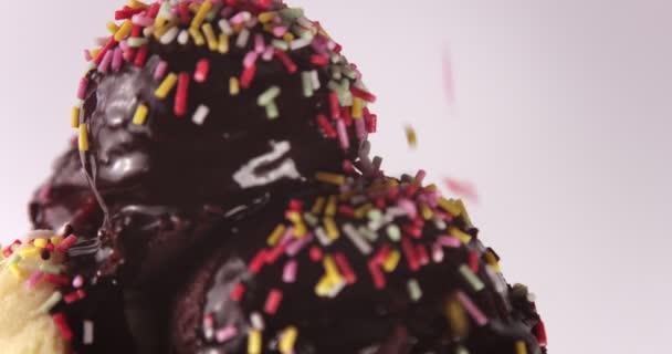 closeup, μπάλες παγωτό που καλύπτονται από σοκολάτα suryp και χρωματιστό διακόσμηση που πέφτει επάνω τους - Πλάνα, βίντεο