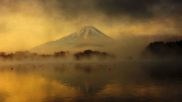Mount Fuji bij zonsopgang in Lake Shoji - Foto, afbeelding