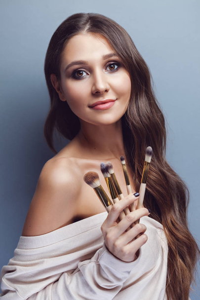 Girl with make-up brushes - Valokuva, kuva