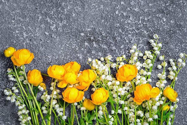 flores globo y lirio del valle en el fondo texturizado cemento con espacio de copia por encima
 - Foto, Imagen