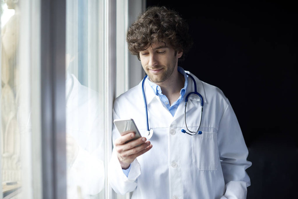 doctor using mobile phone  - Foto, imagen
