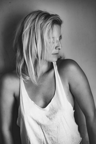 Fashionable blonde woman portrait - Foto, Imagem