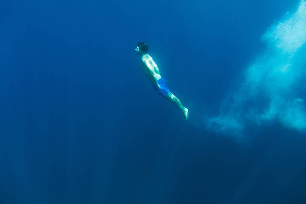 ember merülés víz alatti - Fotó, kép