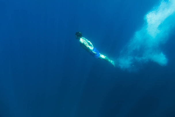 man dive underwater - Фото, изображение