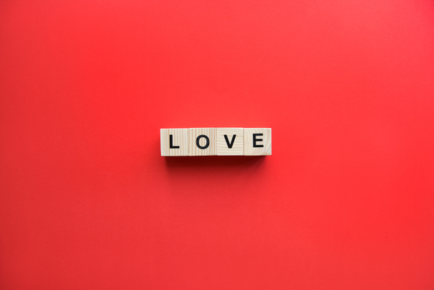 Ξύλινα κυβάκια με το σύμβολο της αγάπης - Φωτογραφία, εικόνα