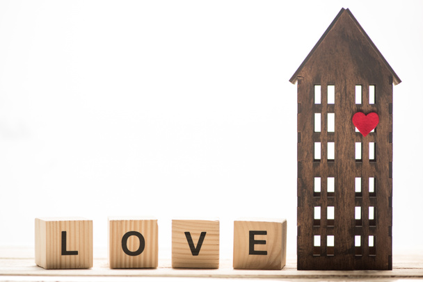 Sinal de amor e modelo de casa de madeira
 - Foto, Imagem