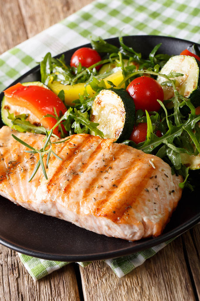 Aliments diététiques : salade de saumon et légumes grillés à la roquette cl
 - Photo, image