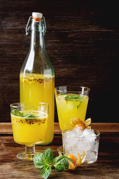 Alcoholic cocktail with fresh passion fruit with mint and ice. D - Foto, afbeelding