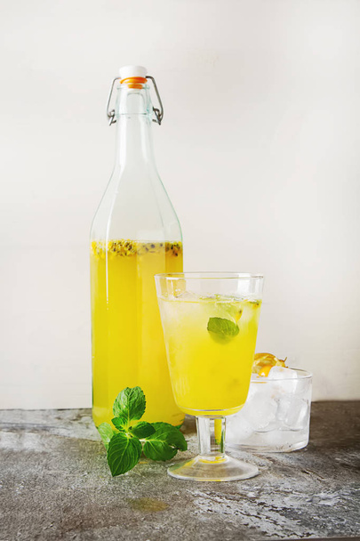 Alcoholic cocktail with fresh passion fruit with mint and ice. D - Foto, imagen