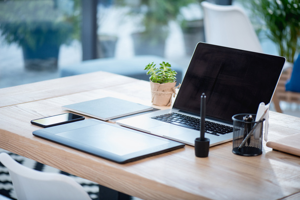 ноутбук и графический планшет со смартфоном на рабочем столе
 - Фото, изображение