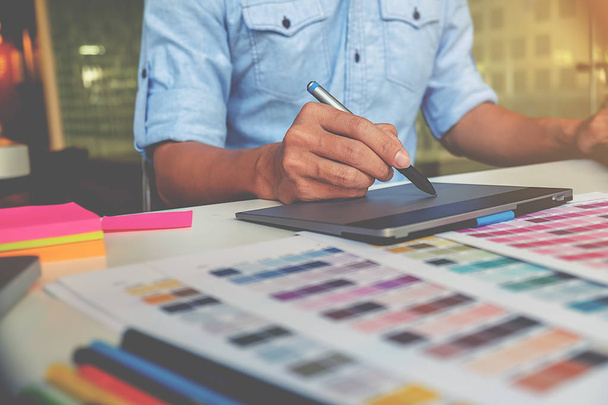 Design gráfico e amostras de cores e canetas em uma mesa. Desenho arquitetônico com ferramentas de trabalho e acessórios. - Foto, Imagem