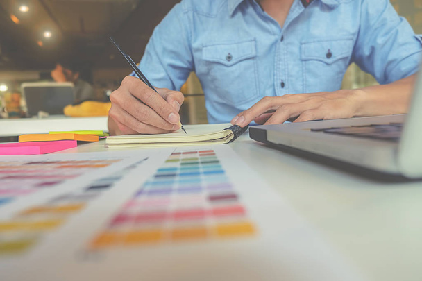 Projektowanie graficzne i kolorowe próbki i długopisy na biurku. Rysunek architektoniczny z narzędziami roboczymi i akcesoriami. - Zdjęcie, obraz
