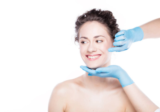 Examen de la peau de la femme avant le traitement
 - Photo, image