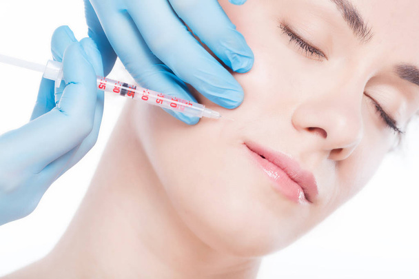 Frau bekommt Botox ins Gesicht gespritzt - Foto, Bild