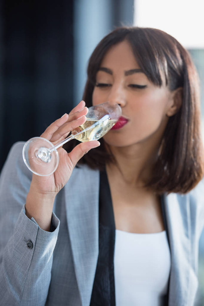 femme d'affaires afro-américaine buvant du champagne
 - Photo, image