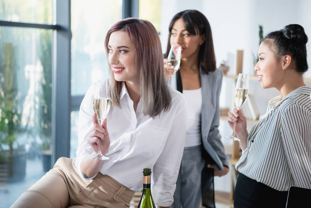 multiethnic businesswomen drinking champagne - Фото, изображение