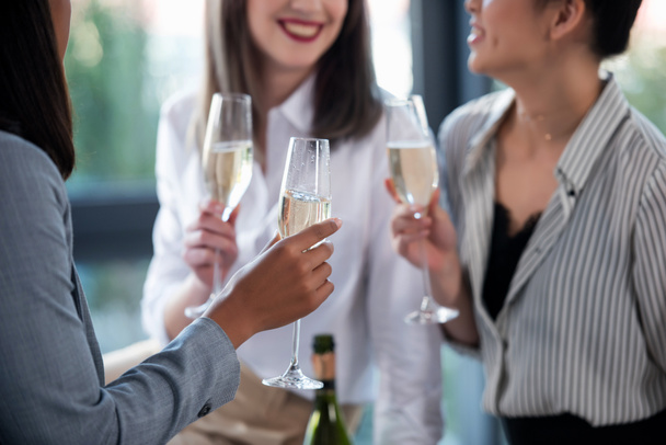 businesswomen in formal wear drinking champagne - Zdjęcie, obraz