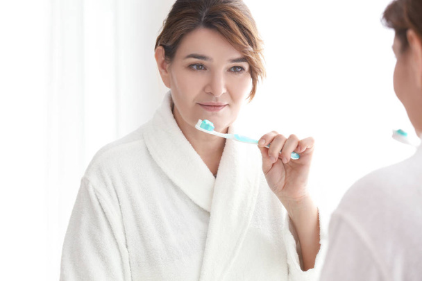 Senior woman cleaning teeth  - Fotoğraf, Görsel