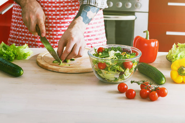 man making healthy vegetable salad - Фото, изображение