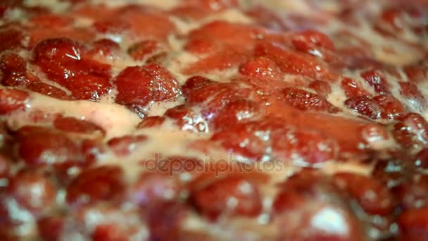 Μαγειρική νόστιμο μαρμελάδα φράουλα - Πλάνα, βίντεο