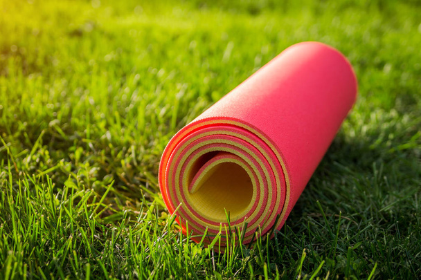 Yogamatte auf dem Rasen - Foto, Bild