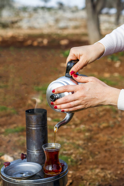 Imagem de estoque tradicional turca da urna do chá
 - Foto, Imagem