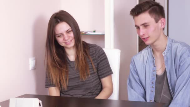 Couple talking on the internet - Filmati, video