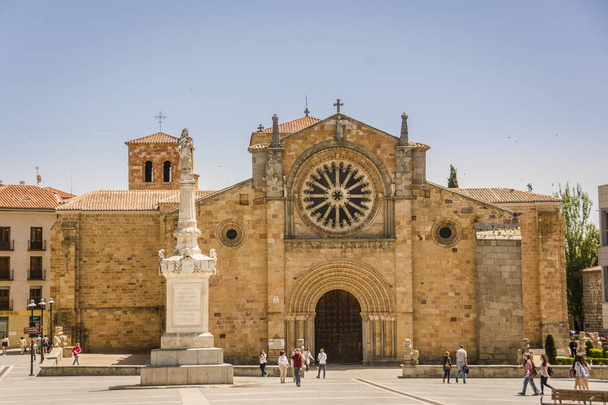 Plaza de Santa Teresa de Jesus ann la chiesa di San Pedro Apostol ad Avila, Spagna
 - Foto, immagini