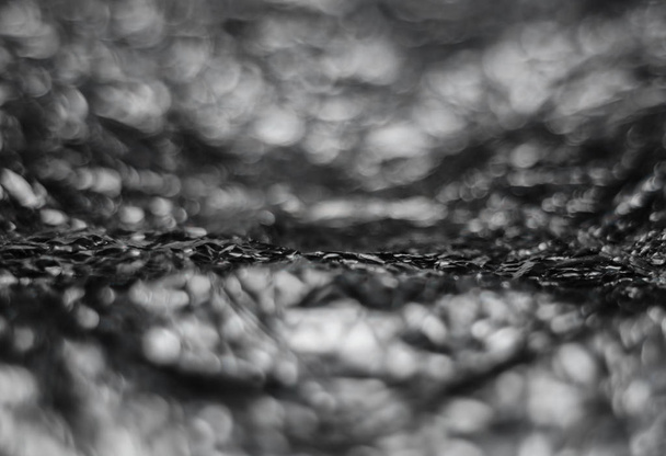 glitzerndes Bokeh leicht abstrakt Silber auf schwarzem Hintergrund  - Foto, Bild