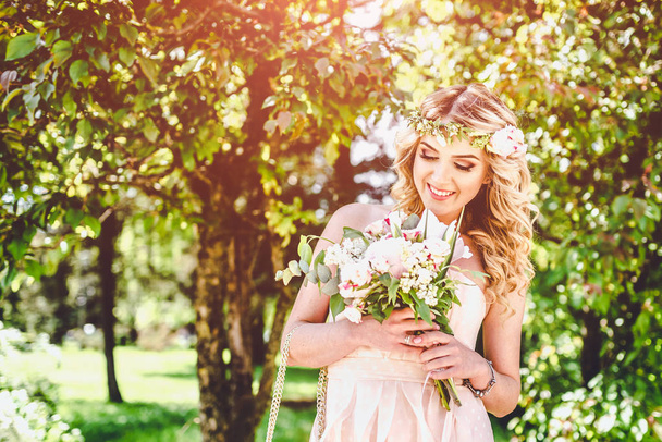Young bride with wedding bouquet  - Zdjęcie, obraz