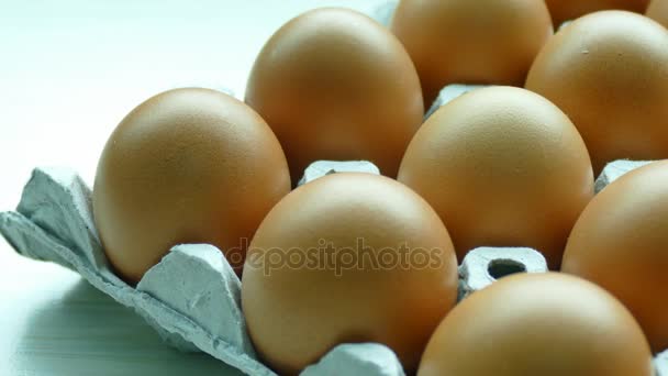 huevos en bandeja de papel
 - Metraje, vídeo