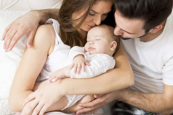 Famiglia felice con neonato
  - Foto, immagini