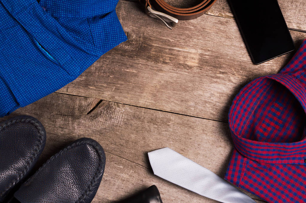 Moda męska casual i stroje na drewnianym stole, płaskie świeckich, widok z góry - Zdjęcie, obraz