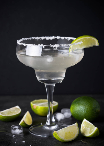 Margarita cocktail on black - Foto, Imagen
