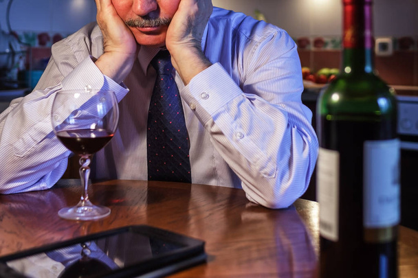 Hombre de negocios beber después de la jornada de trabajo vino
 - Foto, imagen