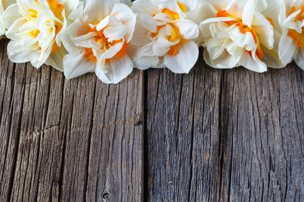 spring flowers on wooden background - Foto, afbeelding