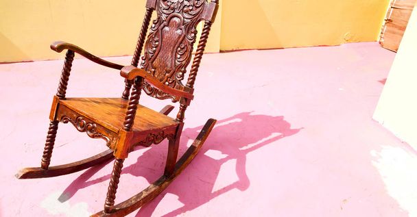  velho terraço sujo whith cadeira de balanço vazio
   - Foto, Imagem