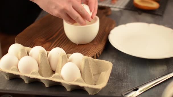 Egg benedict with hollandaise sauce cooking video - Séquence, vidéo