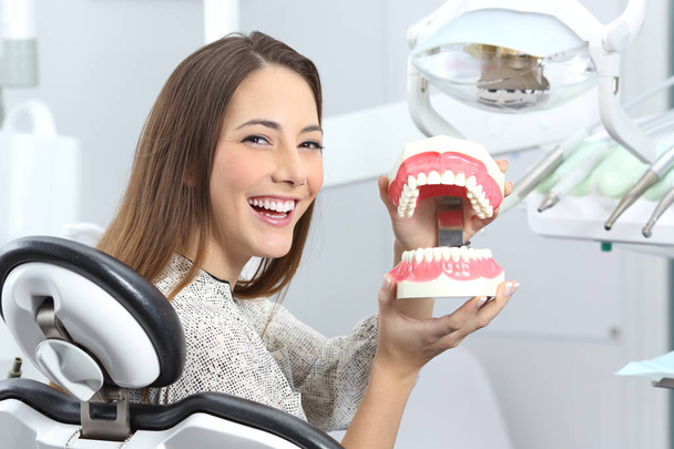 Paciente dentista sonriendo con una prótesis plástica
 - Foto, Imagen
