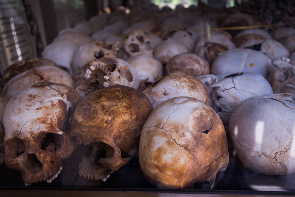 Menschliche Knochen und Schädel in Grab auf Kambodschas Todesfeldern - Foto, Bild