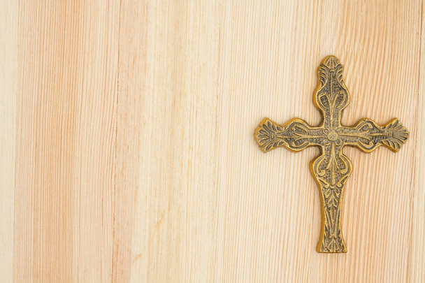 krzyża na tle drewna - Zdjęcie, obraz