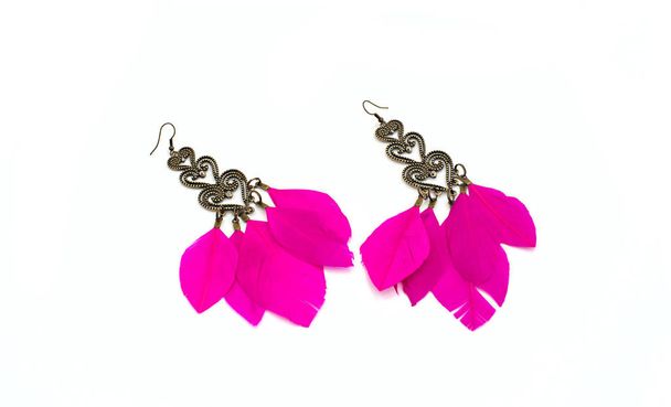 Collier pour femmes boucles d'oreilles avec plumes fond rose blanc
 - Photo, image