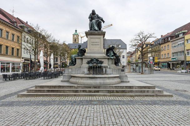 Monument to Friedrich Rueckert - a German poet, translator, and professor of Oriental languages on Market square - Foto, afbeelding