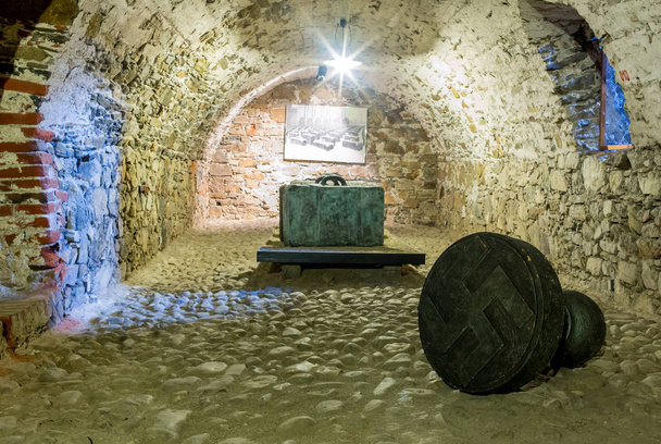 Túnel subterráneo en Peter The Great Sea Fortress, Tallin, Estonia
 - Foto, imagen