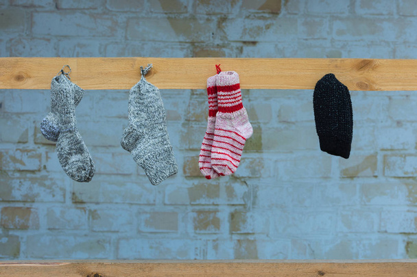 Gebreide sokken wegen op een nagel - Foto, afbeelding