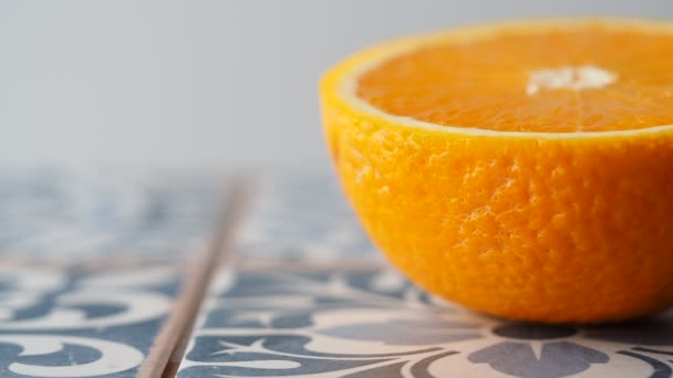 el cierre de la naranja desgarrada para el jugo casero - Metraje, vídeo
