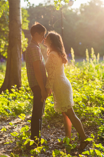 Jovem casal atraente no amor beijando na natureza verão
 - Foto, Imagem