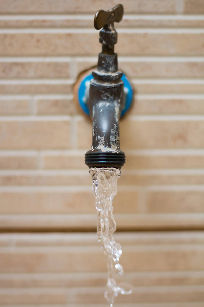 Wasserhahn mit fließendem Wasser - Foto, Bild