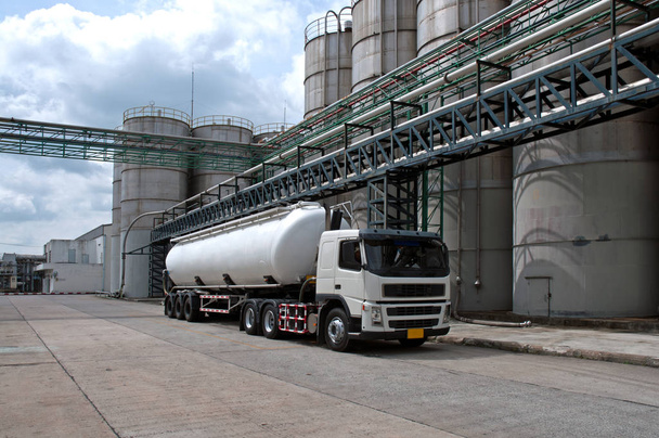 Camión, Tanker Delivery Danger Chemical en planta petroquímica
 - Foto, Imagen