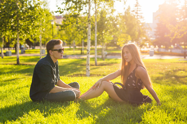 Dziewczyna i facet w parku w słoneczny dzień - Zdjęcie, obraz